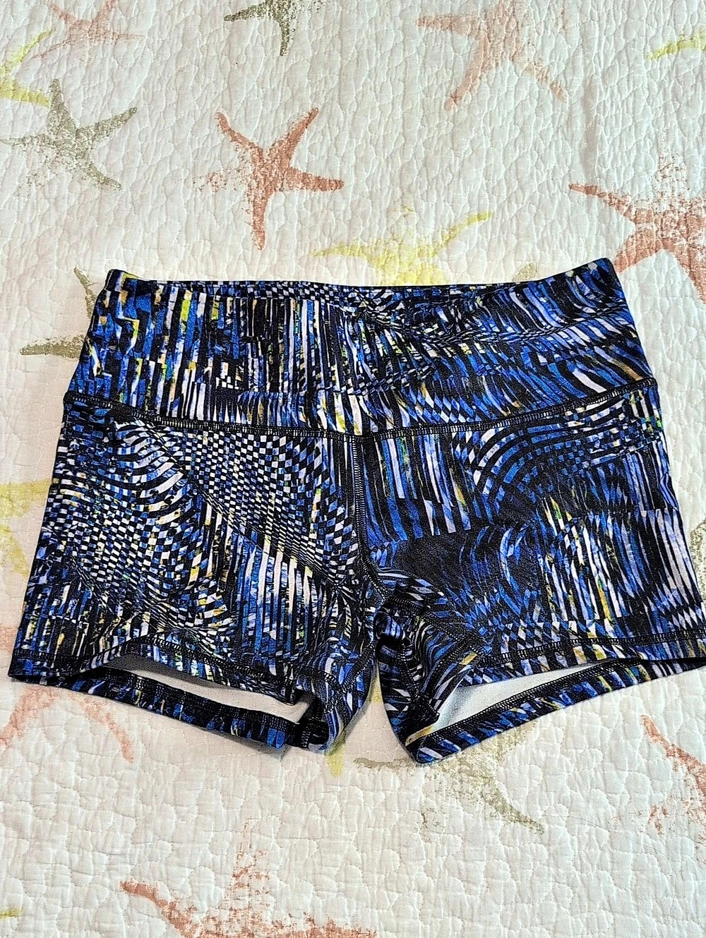 Fleo Women's Abstract Athletic Shorts Size Medium